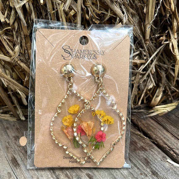 Handmade Real Pressed Dried Flower Botanical Resin
Earrings - Picture 14 of 14